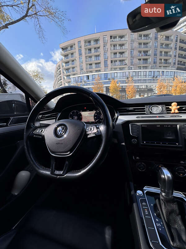 Седан Volkswagen Passat 2017 в Ужгороді