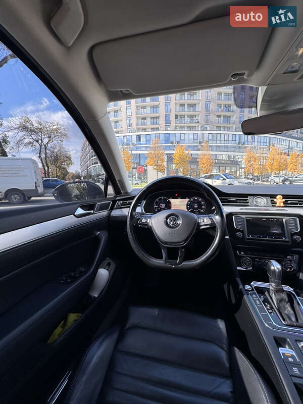 Седан Volkswagen Passat 2017 в Ужгороді