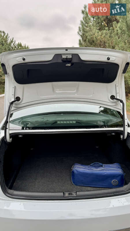 Седан Volkswagen Passat 2016 в Дніпрі