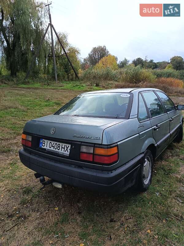 Седан Volkswagen Passat 1989 в Миргороде