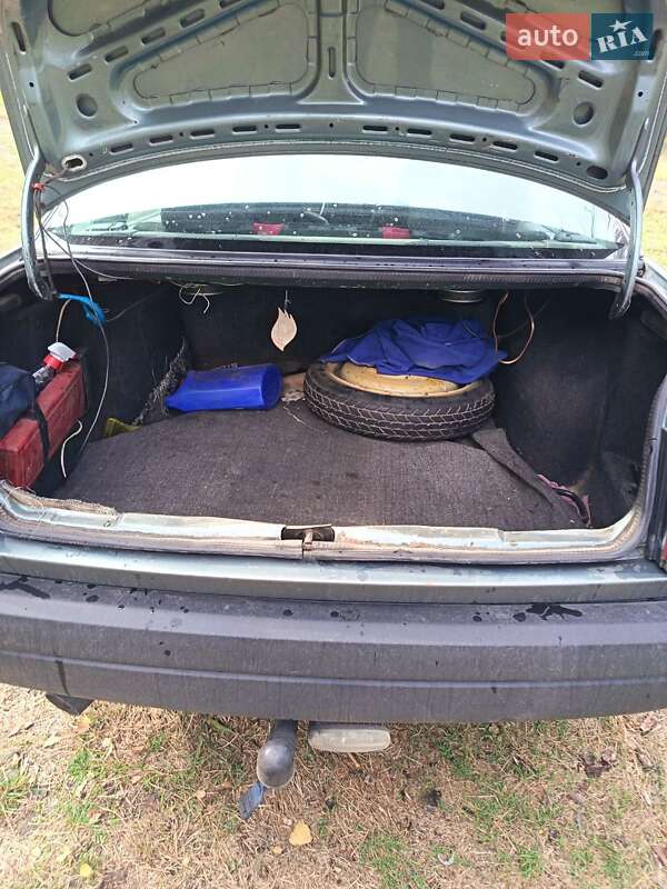 Седан Volkswagen Passat 1989 в Миргороде