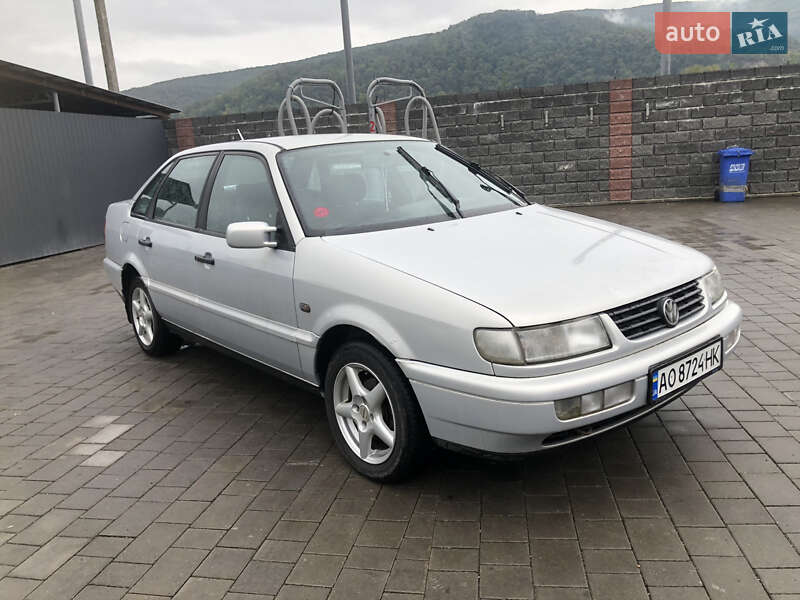 Седан Volkswagen Passat 1995 в Виноградові