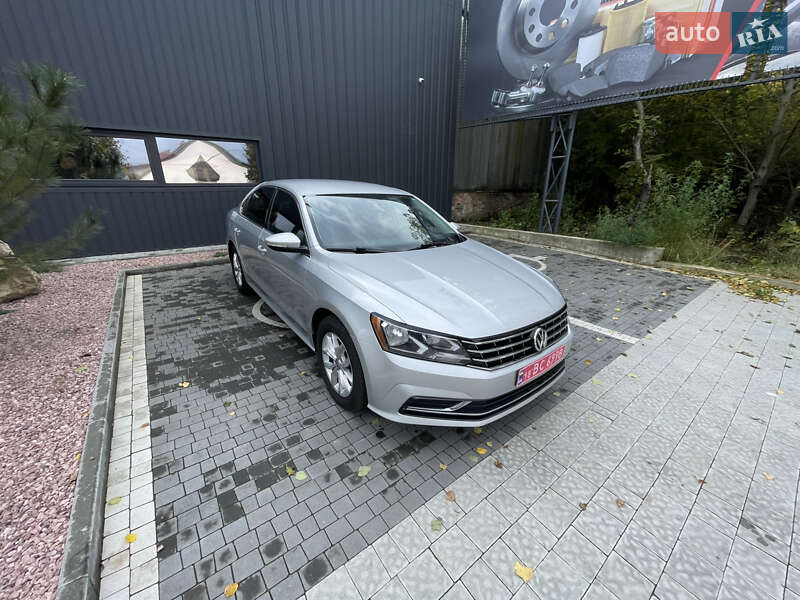 Седан Volkswagen Passat 2016 в Ровно