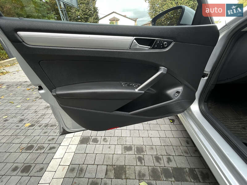 Седан Volkswagen Passat 2016 в Ровно