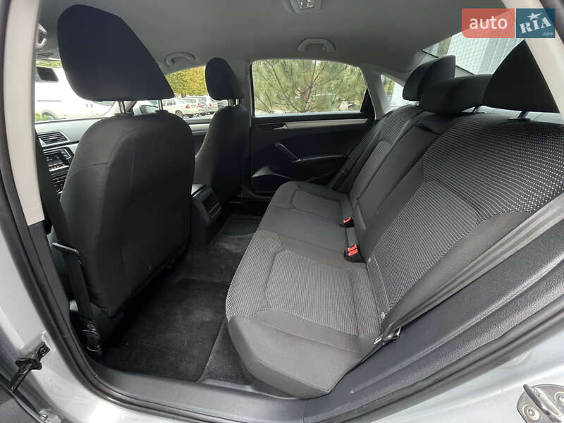Седан Volkswagen Passat 2016 в Ровно
