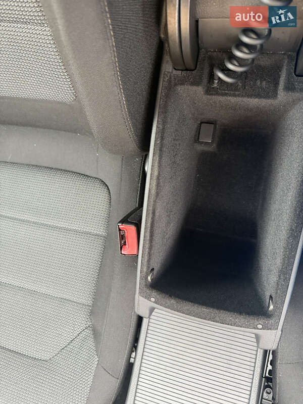 Универсал Volkswagen Passat 2011 в Долине фото 17 Универсал Volkswagen Passat 2011 в Долине