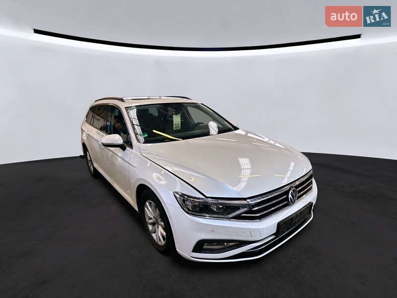 Универсал Volkswagen Passat 2022 в Вараше
