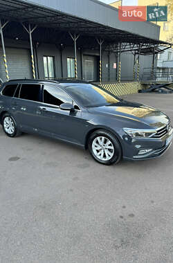 Универсал Volkswagen Passat 2020 в Киеве