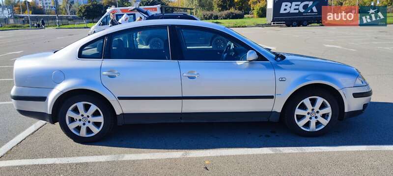 Седан Volkswagen Passat 2002 в Киеве