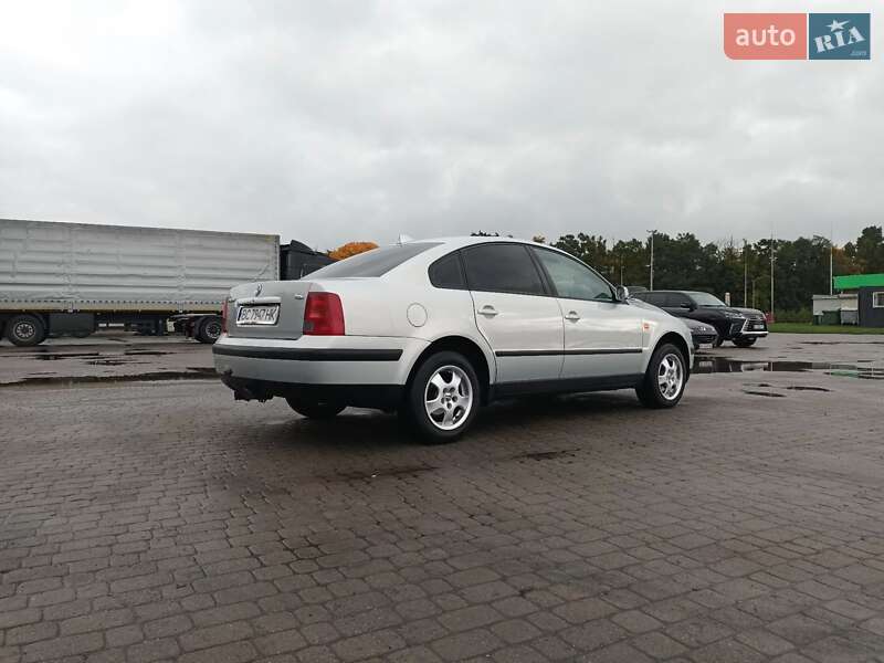 Седан Volkswagen Passat 1998 в Бродах