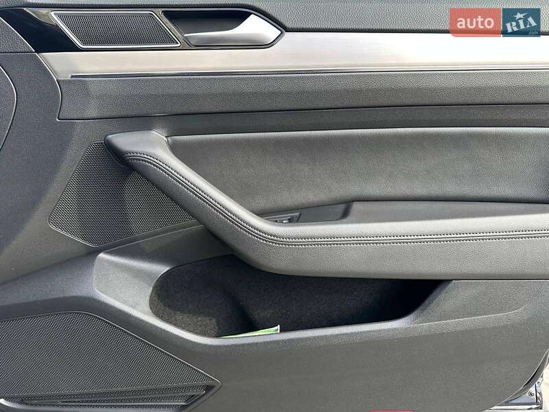 Седан Volkswagen Passat 2017 в Одессе