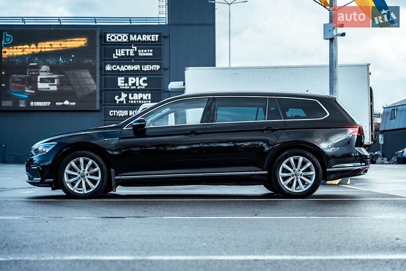 Универсал Volkswagen Passat 2021 в Киеве