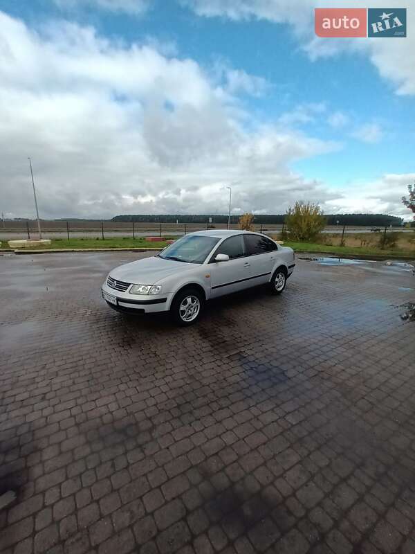 Седан Volkswagen Passat 1998 в Бродах