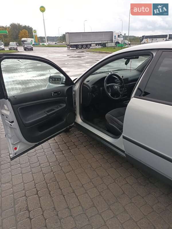 Седан Volkswagen Passat 1998 в Бродах