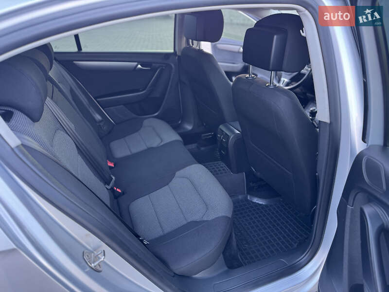 Седан Volkswagen Passat 2012 в Ивано-Франковске