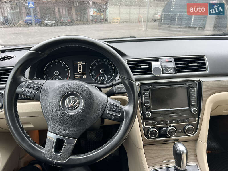 Седан Volkswagen Passat 2012 в Львове