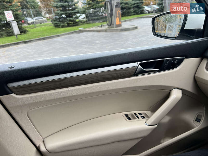 Седан Volkswagen Passat 2012 в Львове