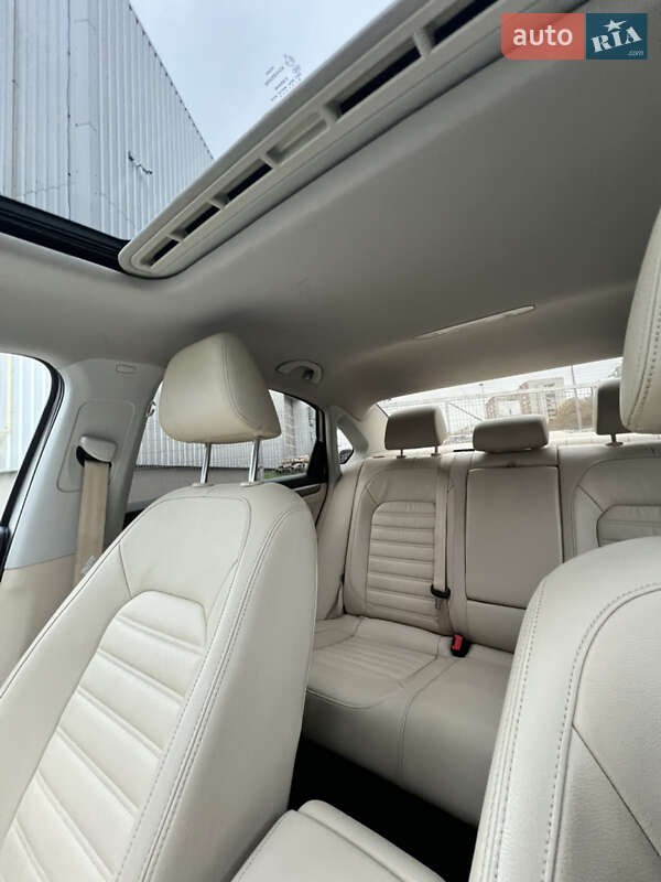 Седан Volkswagen Passat 2012 в Львове
