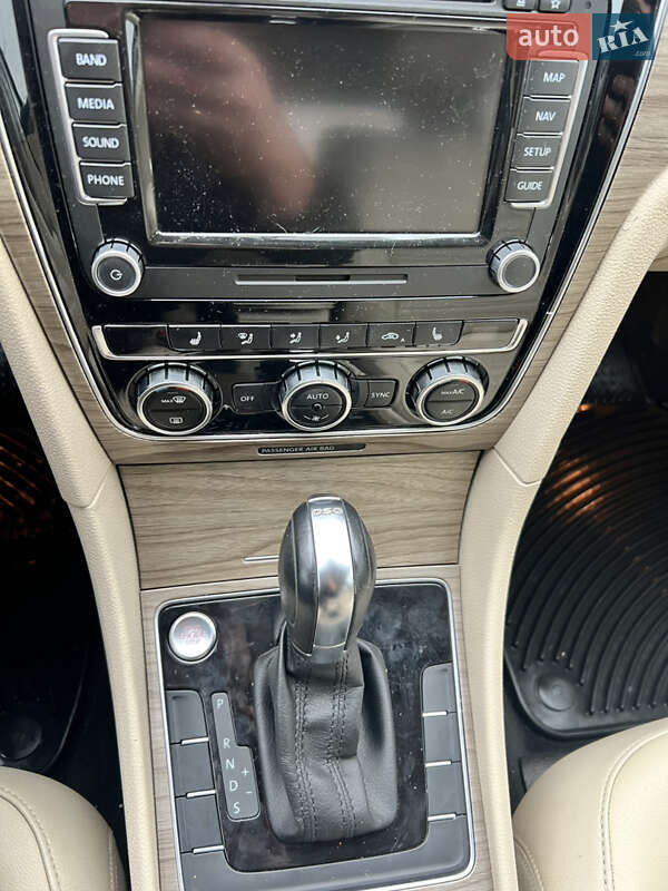 Седан Volkswagen Passat 2012 в Львове