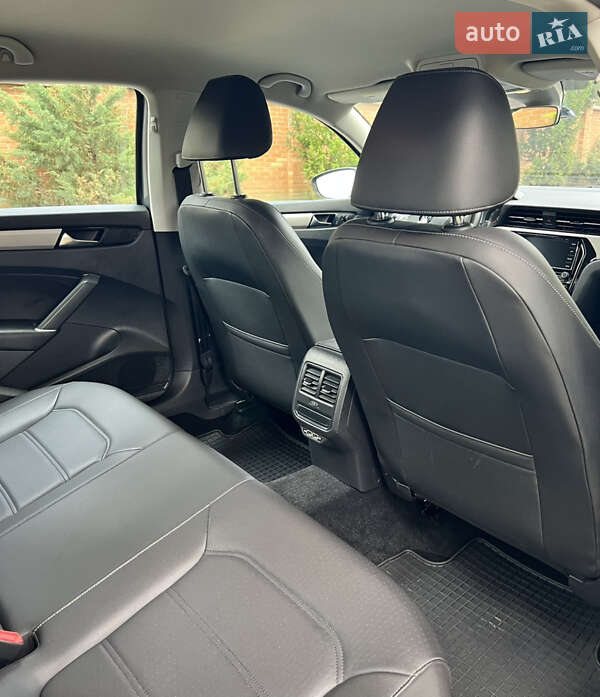 Седан Volkswagen Passat 2020 в Львове