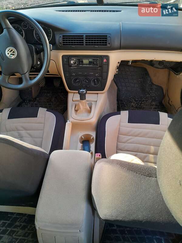 Седан Volkswagen Passat 2001 в Чернівцях