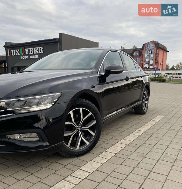 Седан Volkswagen Passat 2020 в Дрогобичі