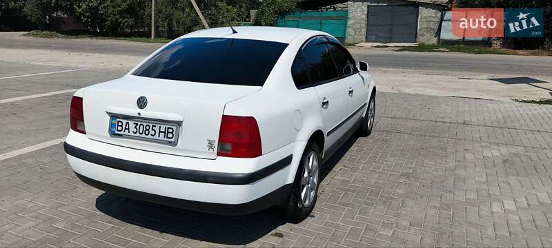 Седан Volkswagen Passat 2000 в Помічній
