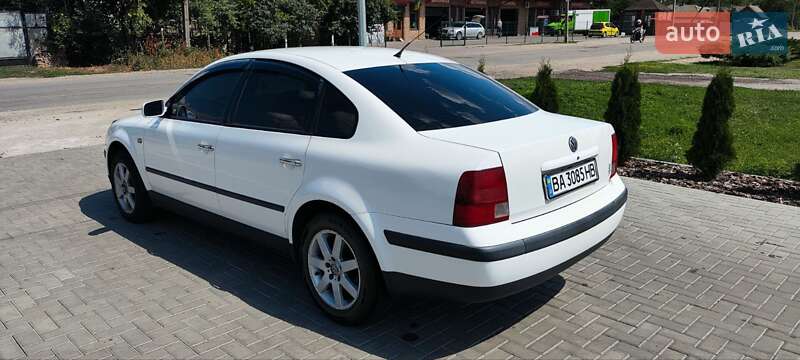 Седан Volkswagen Passat 2000 в Помічній