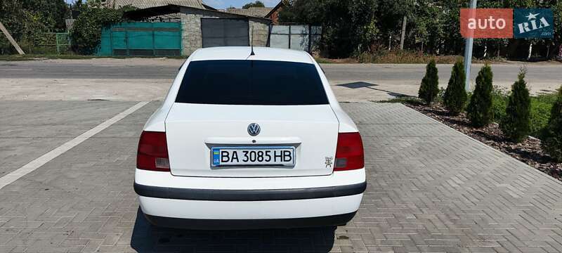 Седан Volkswagen Passat 2000 в Помічній