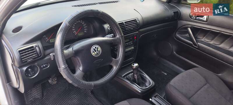 Седан Volkswagen Passat 2000 в Помічній