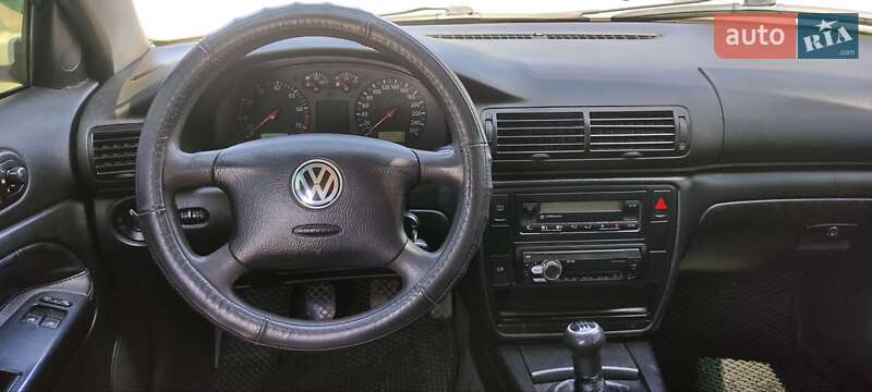 Седан Volkswagen Passat 2000 в Помічній