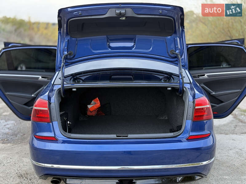 Седан Volkswagen Passat 2016 в Киеве