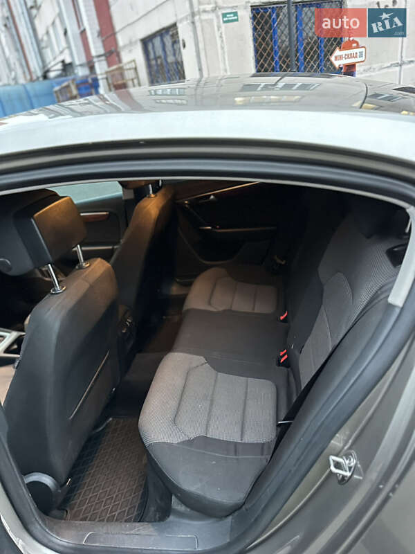 Седан Volkswagen Passat 2011 в Киеве