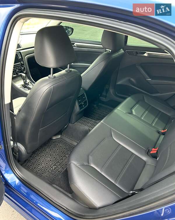 Седан Volkswagen Passat 2016 в Ровно