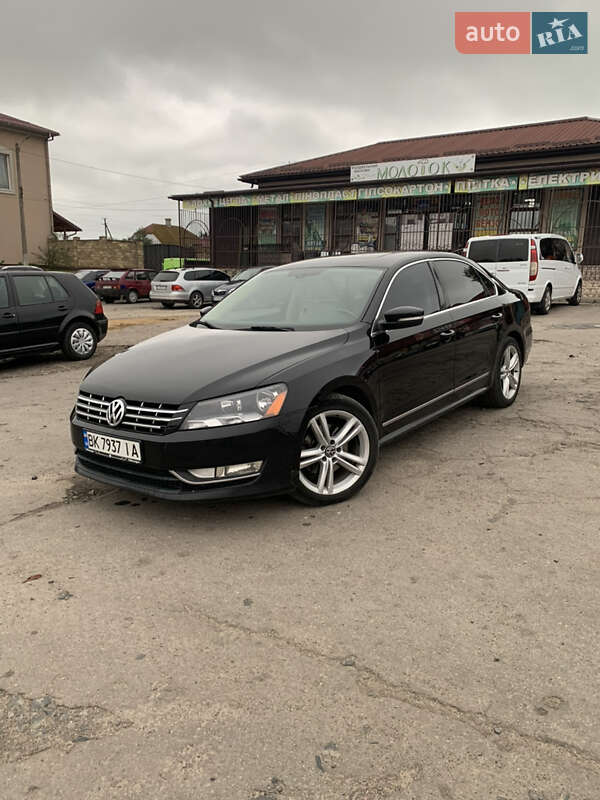 Седан Volkswagen Passat 2011 в Ровно