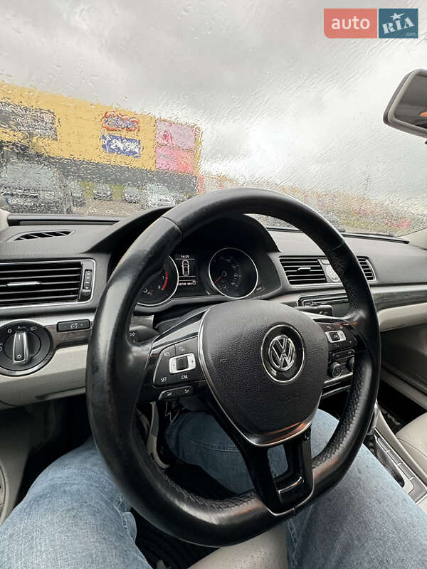 Седан Volkswagen Passat 2017 в Ровно