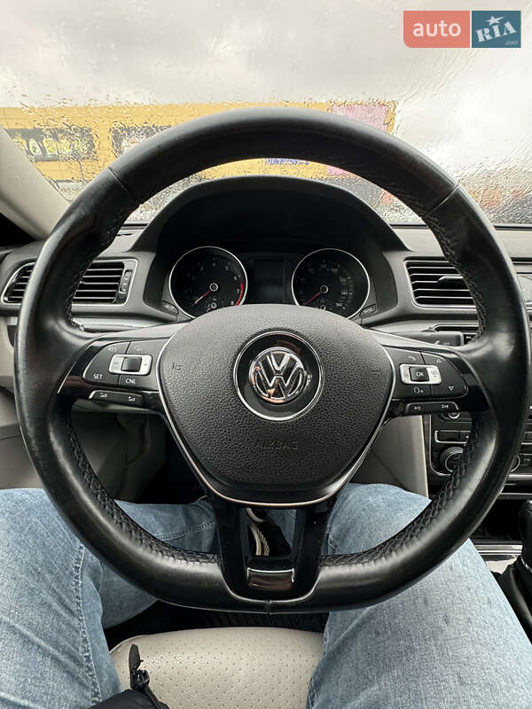 Седан Volkswagen Passat 2017 в Ровно