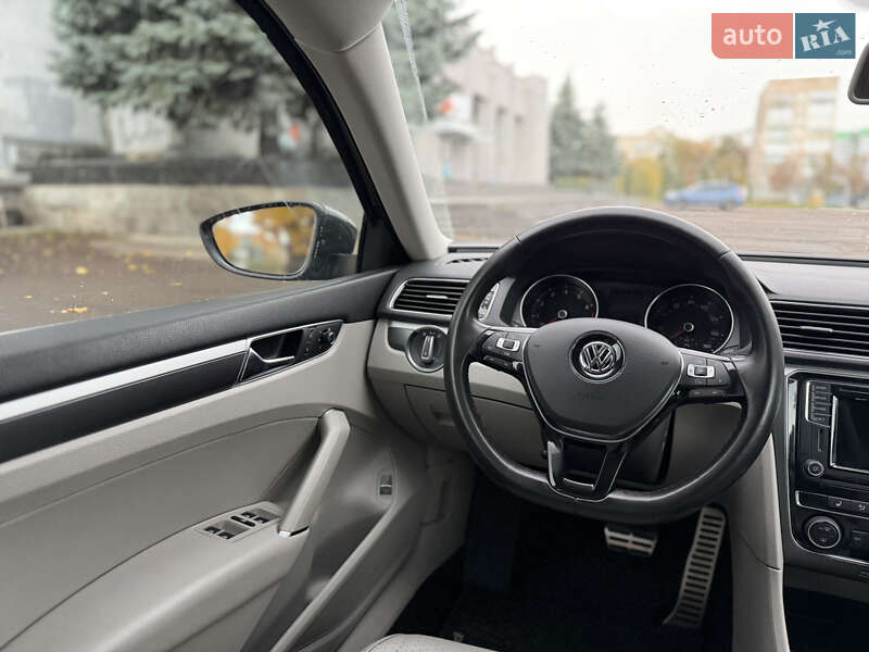 Седан Volkswagen Passat 2017 в Ровно