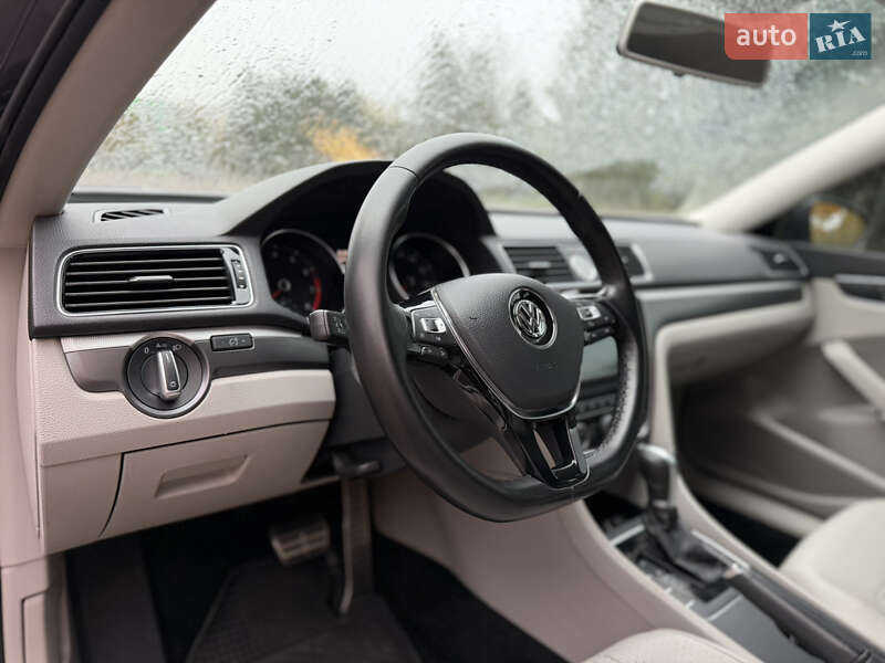 Седан Volkswagen Passat 2017 в Ровно