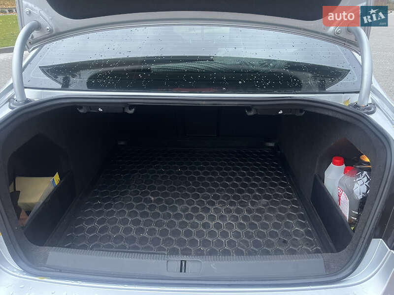Седан Volkswagen Passat 2011 в Ровно