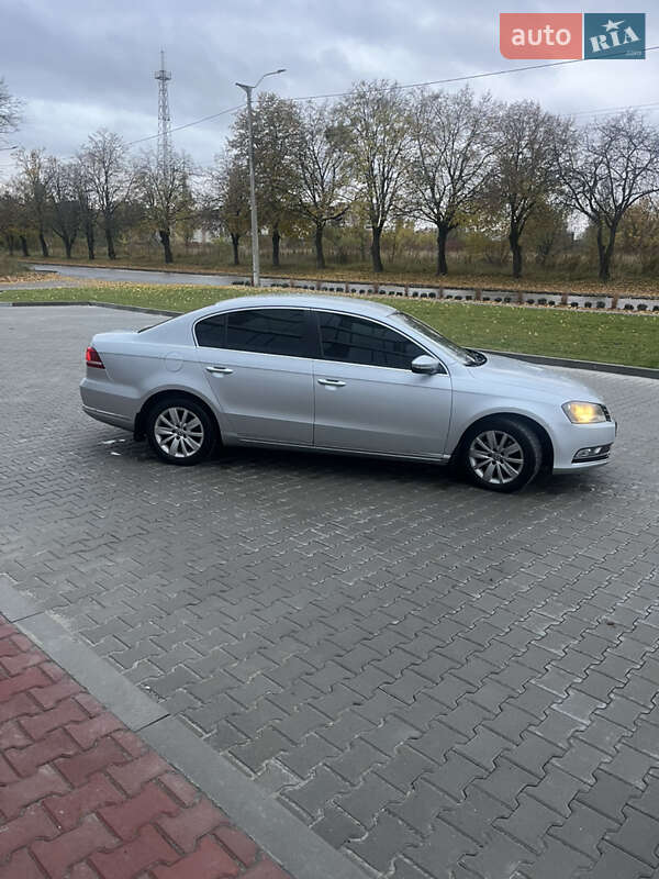 Седан Volkswagen Passat 2011 в Ровно
