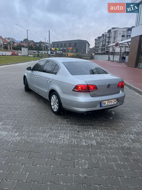 Седан Volkswagen Passat 2011 в Ровно
