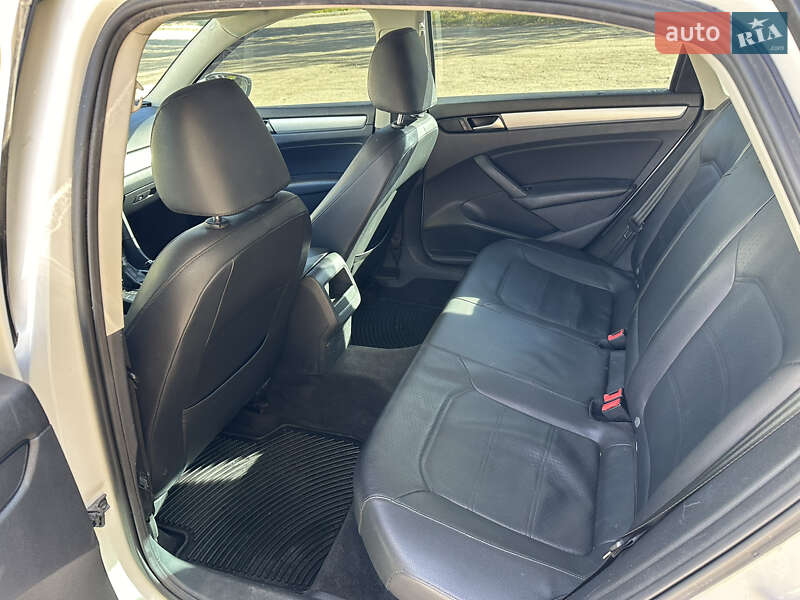 Седан Volkswagen Passat 2012 в Львове
