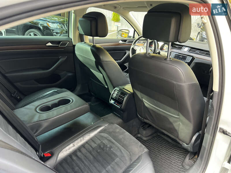 Седан Volkswagen Passat 2015 в Києві