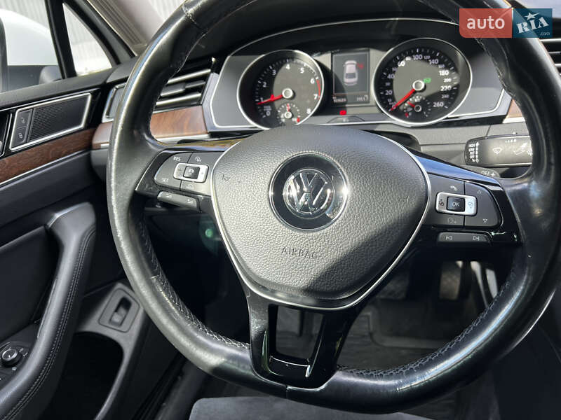 Седан Volkswagen Passat 2015 в Києві
