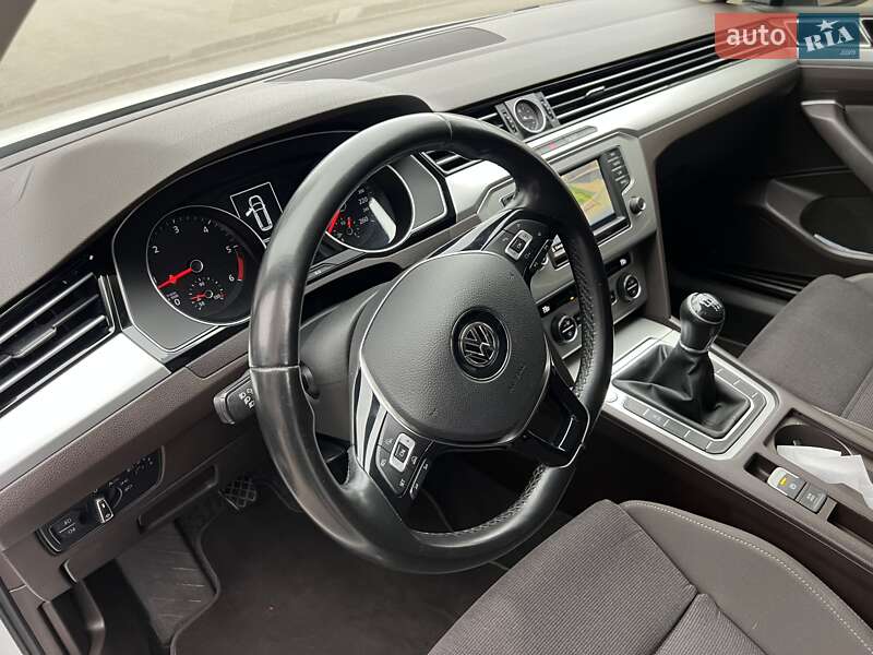 Універсал Volkswagen Passat 2015 в Києві