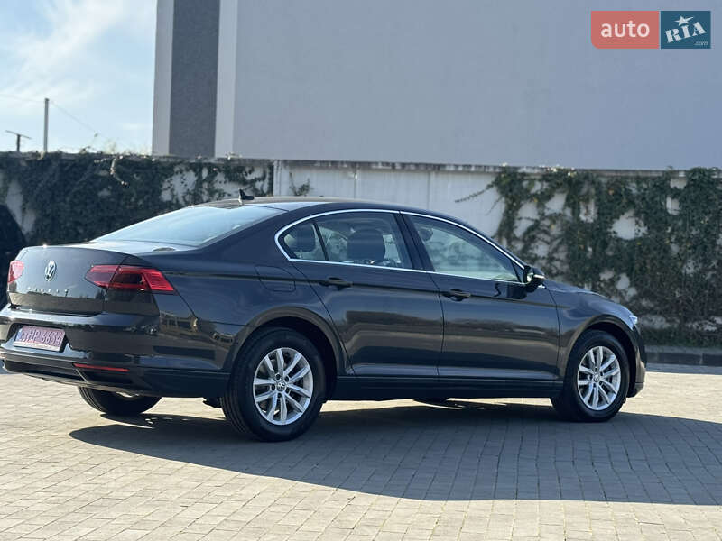 Седан Volkswagen Passat 2020 в Луцке