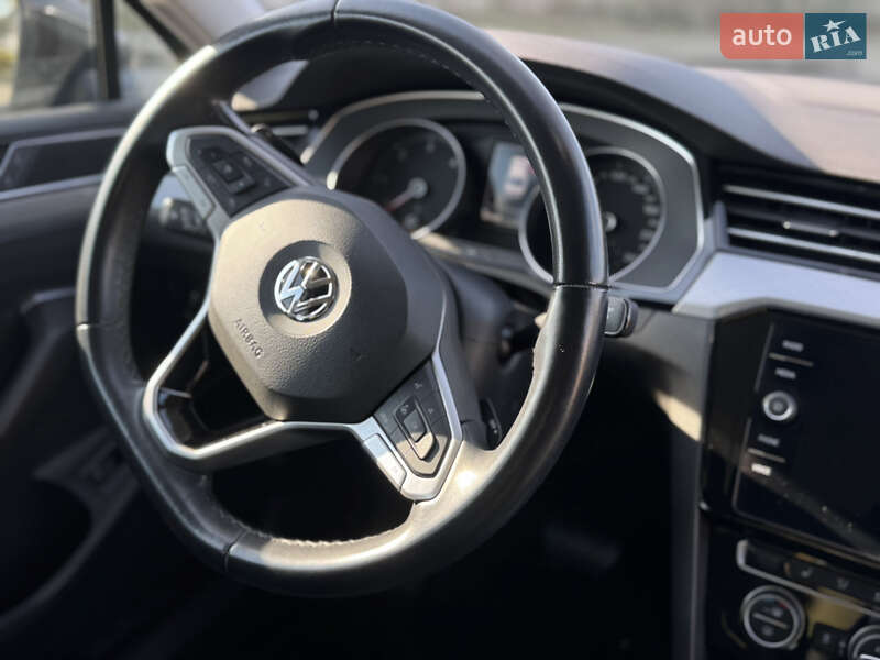 Седан Volkswagen Passat 2020 в Луцке