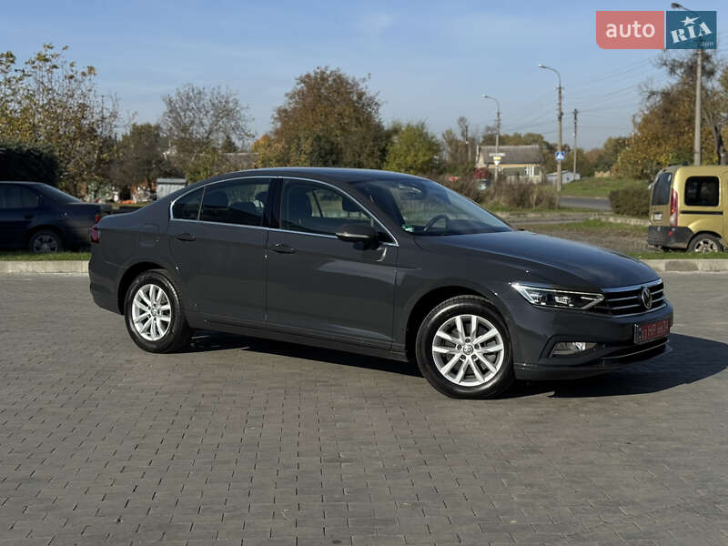 Седан Volkswagen Passat 2020 в Луцке