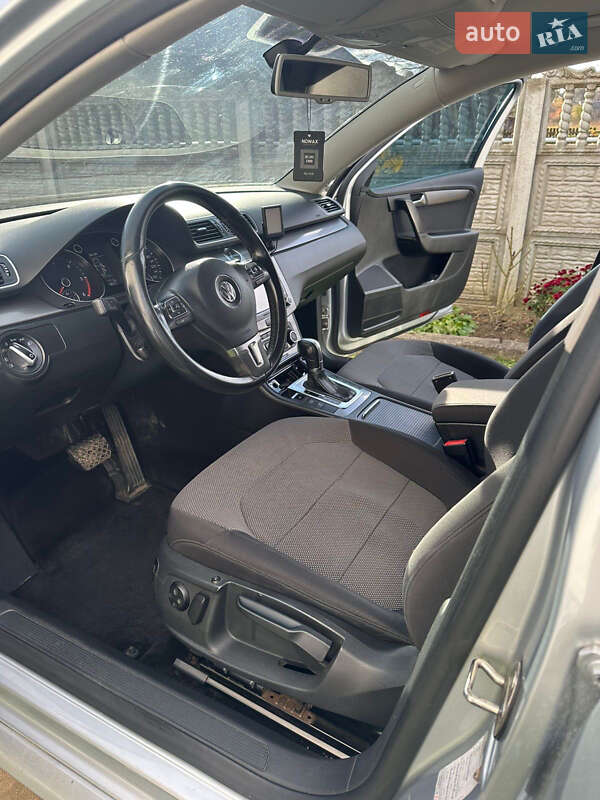 Універсал Volkswagen Passat 2011 в Чернівцях